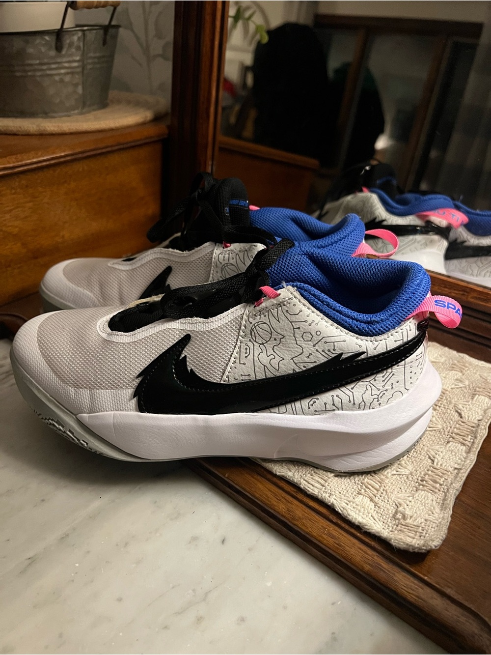 NIKE Team Hustle D10 SE Space Jam Basketball Sneakers White Blue Pink Girl's 5.5 - Picture 4 of 10